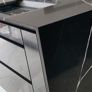 Installation d'une impressionnante Cuisine Italienne à la Gaude avec son  beau Plan de travail en Dekton Bergen 🤩